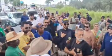 Produtores rurais bloqueiam BR-101 em Itamaraju e denunciam violência no campo