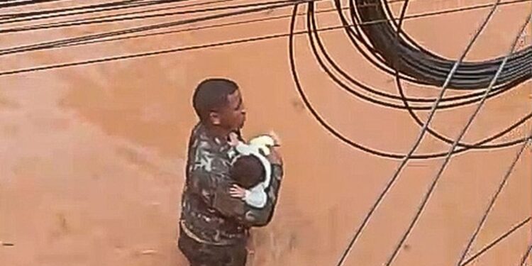 “Eu só fui”: ex-soldado salva criança de inundação em Juiz de Fora