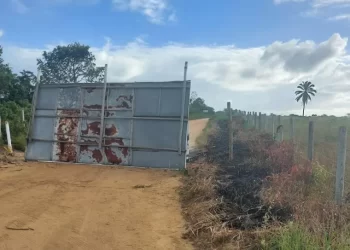 Estrada da Barra do Cahy é bloqueada por supostos indígenas e causa transtornos a turistas em Prado