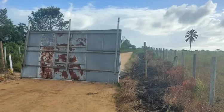 Estrada da Barra do Cahy é bloqueada por supostos indígenas e causa transtornos a turistas em Prado