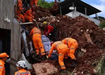 Chuva mata 55 pessoas e mobiliza oito frentes de resgate em Minas
