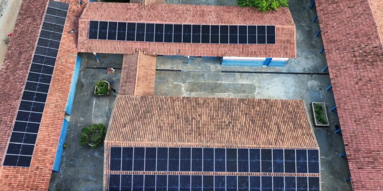 Prefeitura de Itanhém instala placas solares no Colégio Municipal São Bernardo e projeta economia de R$ 1 milhão em 10 anos