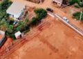 Prefeito Bemtivi anuncia calçamento no entorno da nova areninha. Obras seguem avançando