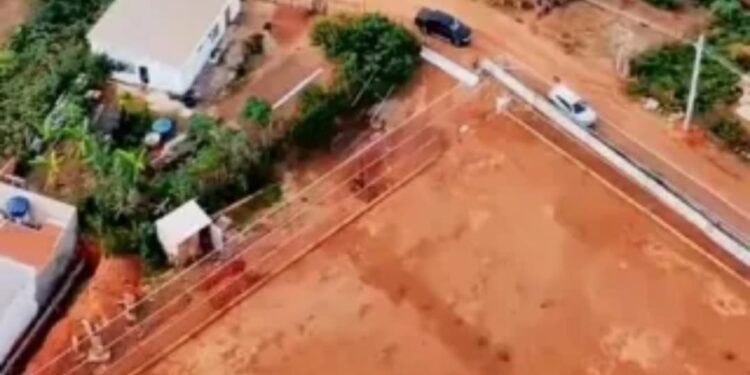 Prefeito Bemtivi anuncia calçamento no entorno da nova areninha. Obras seguem avançando