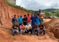 Capacitação gratuita em operação de retroescavadeira qualifica 22 pessoas em Itanhém