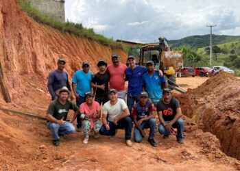Capacitação gratuita em operação de retroescavadeira qualifica 22 pessoas em Itanhém