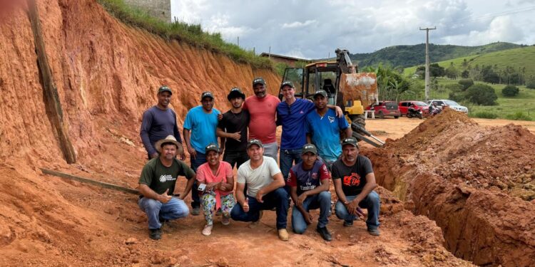 Capacitação gratuita em operação de retroescavadeira qualifica 22 pessoas em Itanhém