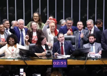 Câmara aprova PEC que acaba com escala 6×1 e reduz jornada para 40 horas semanais