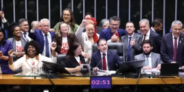 Câmara aprova PEC que acaba com escala 6×1 e reduz jornada para 40 horas semanais