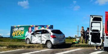 Mulher morre após colisão entre carro de passeio e veículo da Prefeitura de Caravelas