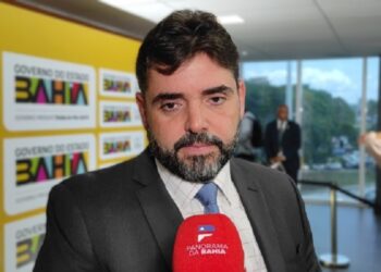 Adolpho Loyola defende obras do governo e critica quem “fica em gabinete”